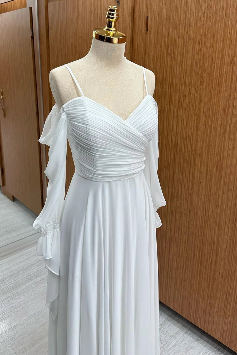 Vestido de dama de honor de gasa con tirantes finos y hombros descubiertos hasta el suelo